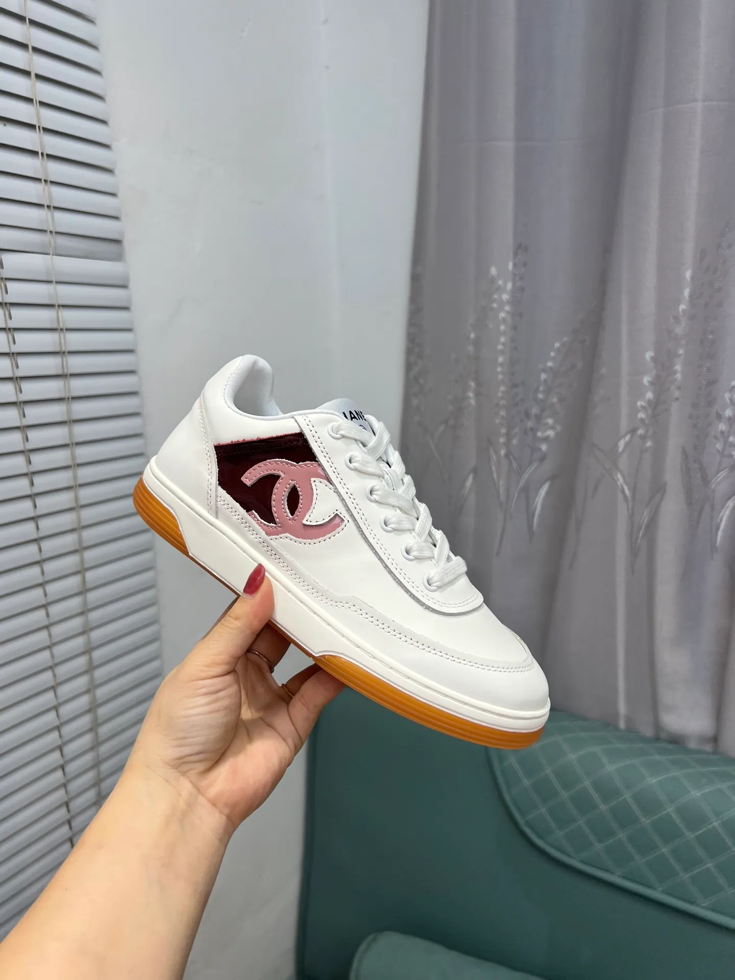 Men's men's shoes 💰620 Exclusive real shot (top version) CHANEL Chanel's new panda sneakers Panda shoes Chanel 2025ss color matching thick-soled casual sports shoes sneakers Counter synchronization The counter is very popular Very difficult to buy a shoe The most popular thick-soled panda shoes on the Internet It is obvious that Xiaoxiang control cannot miss it Simple and versatile white shoes that have both good looks and comfort Thick sole increases height, is super versatile and can be worn with eyes closed😍 Whoever wears it will look better. Upper: calfskin. Lining: imported sheepskin lining. Outsole: TPU original outsole. Size: 35-44 (41 for women, 40 for men, custom made).